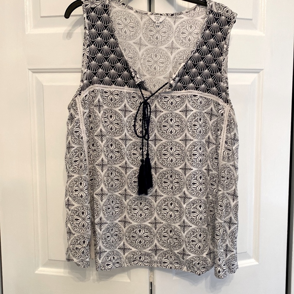 Crown & Ivy 1X Navy and White Sleeveless top